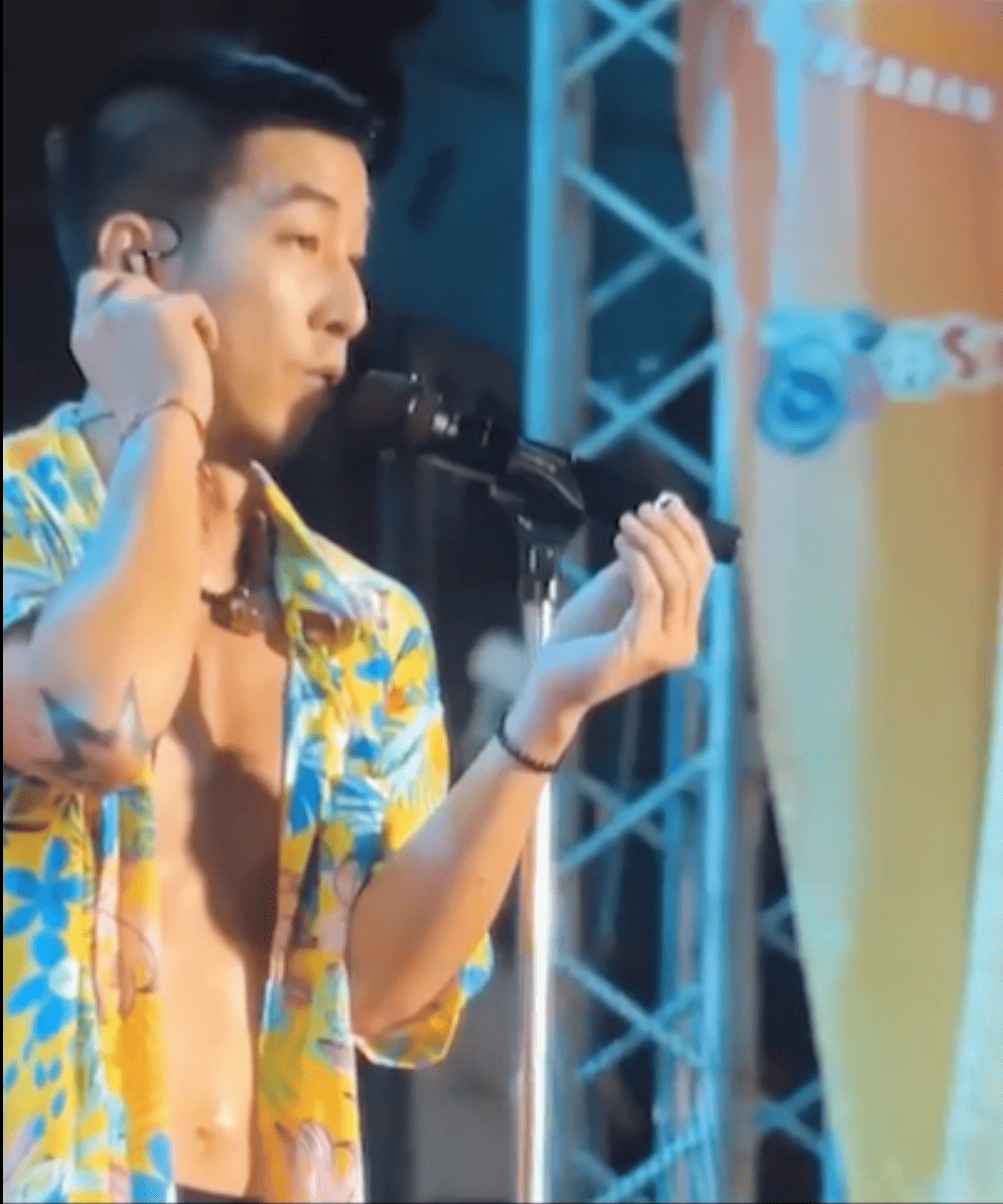 "โตโน่" ถอดแหวน! มอบแฟนเพลงกลางเวทีสุโขทัย เก็บไว้เป็นที่ระลึก